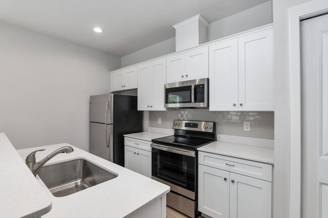 Building Photo - 3 BEDROOM HOME AVAILABLE FOR AUGUST 2026!!!