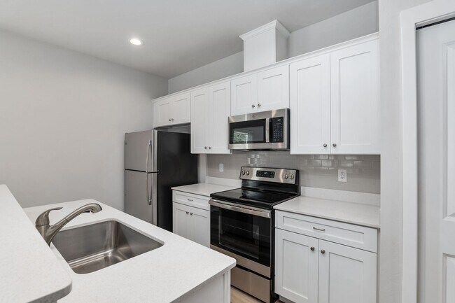 Foto del edificio - 3 BEDROOM HOME AVAILABLE FOR AUGUST 2026!!!