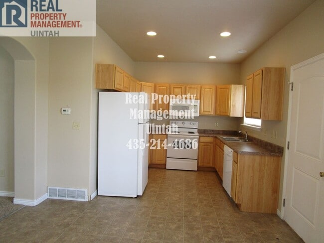 Building Photo - 3 bedroom 1.5  bath Town home