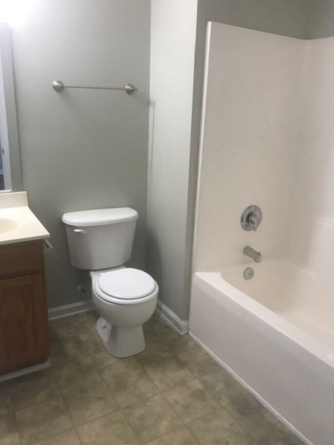 Foto del edificio - 3 Bedroom End Unit Townhome!