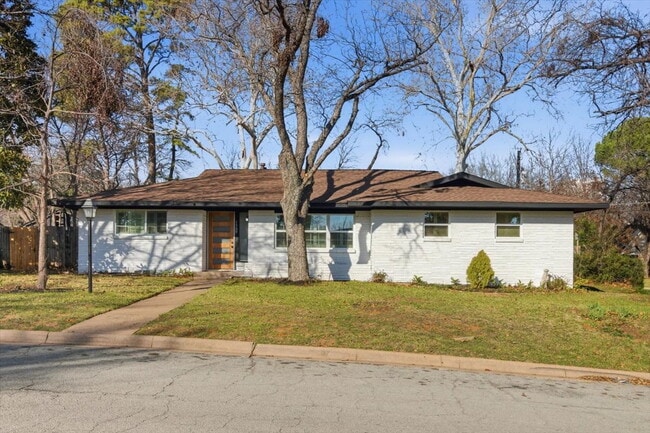 "Spacious 3-Bed, 2-Bath Gem with 2,155 Sq. Ft. on University Drive in Arlington, TX!" - "Spacious 3-Bed, 2-Bath Gem with 2,155 Sq. Ft. on University Drive in Arlington, TX!" Apartment