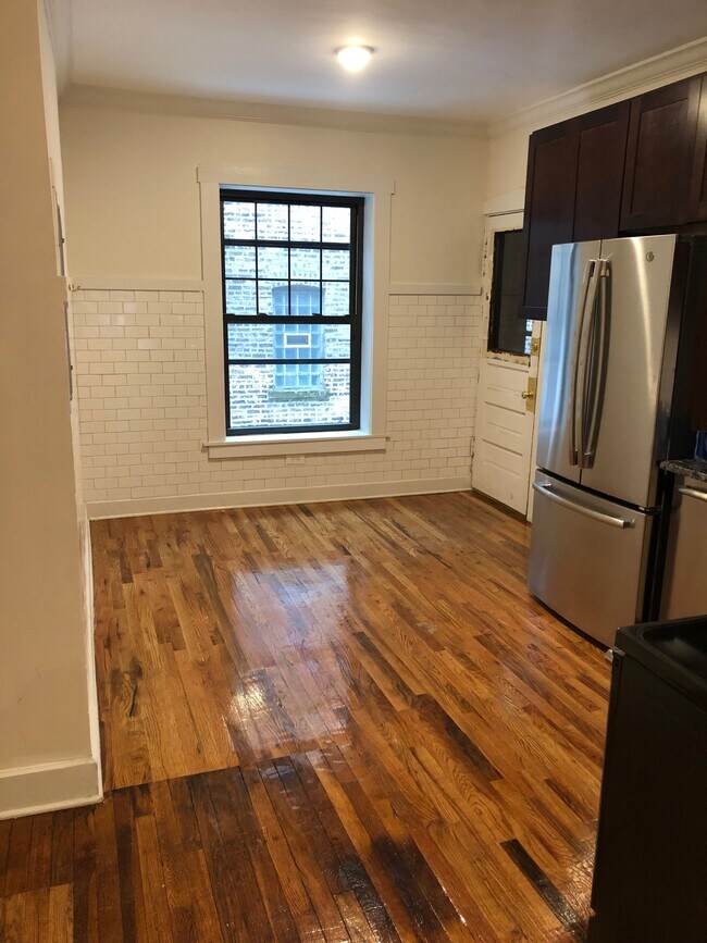 Building Photo - 851 W Agatite Ave