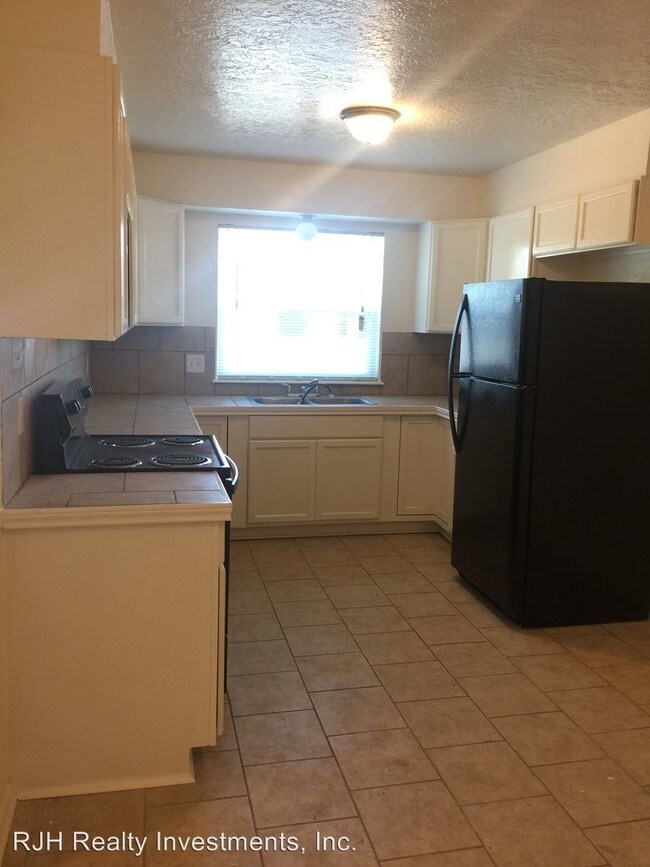 Building Photo - 211 Skylark Ct