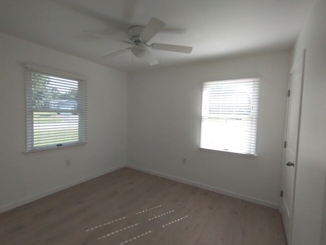 Foto del edificio - 211 Ash Ln