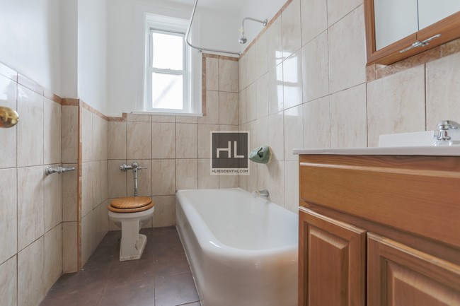 Foto del edificio - Newly Renovated 1 Bedroom Apartment !