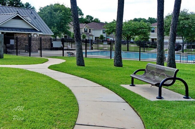 Foto del edificio - 16016 Summerville Lake Dr