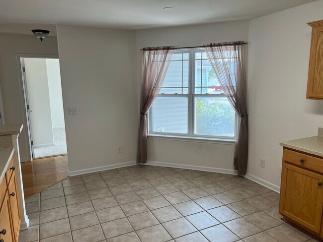 Foto del edificio - Pet-Friendly, 3 Bedroom, 2 Bath, Unfurnish...