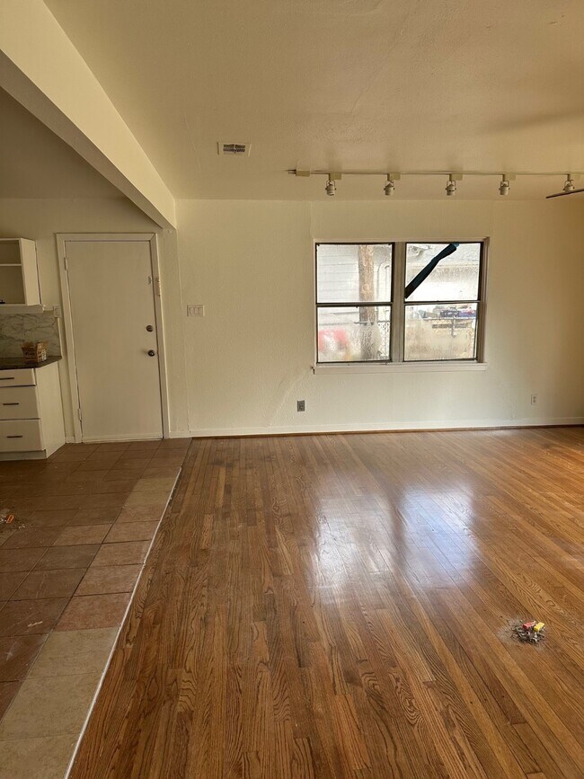 Building Photo - 1914 Westcrest Dr