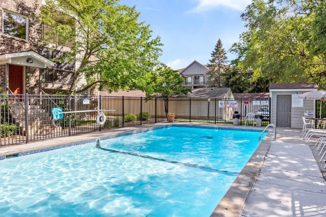 Building Photo - 2100 Ridge Dr