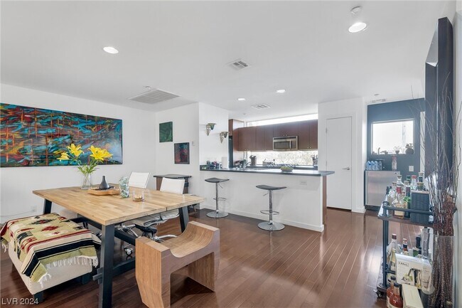Building Photo - 2014 Pin Oak Ave