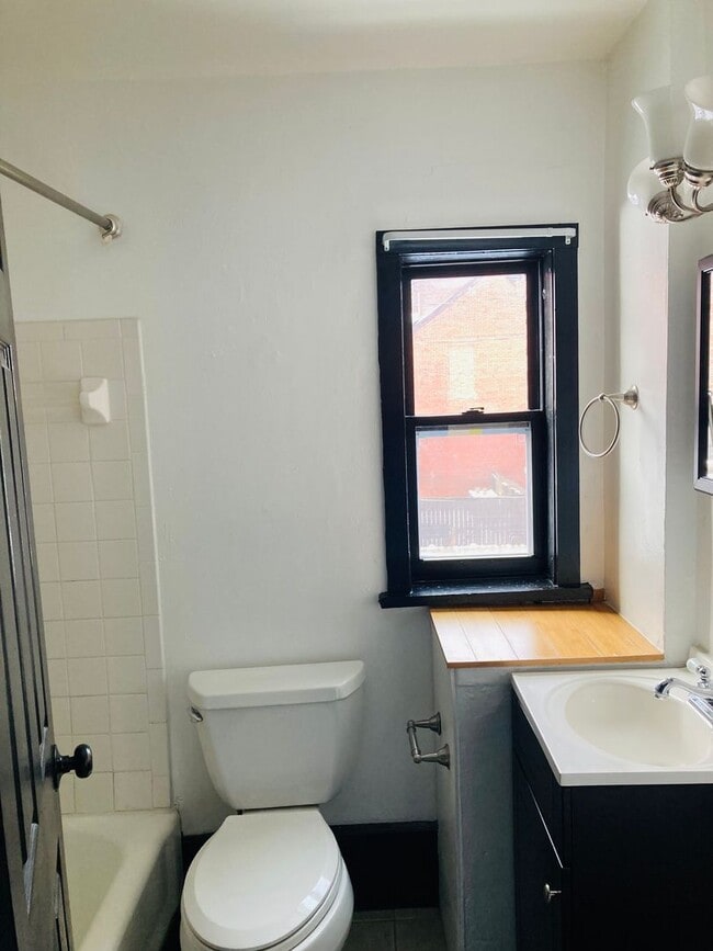 Foto del edificio - 922 Western Ave