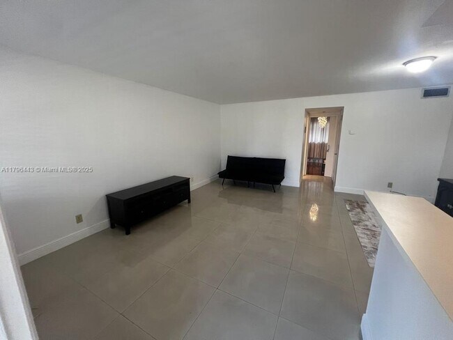 Foto del edificio - 300 Layne Blvd
