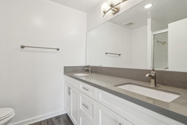 Interior Photo - 616 North Sweetzer Avenue