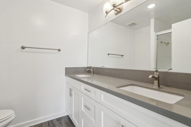Interior Photo - 616 North Sweetzer Avenue