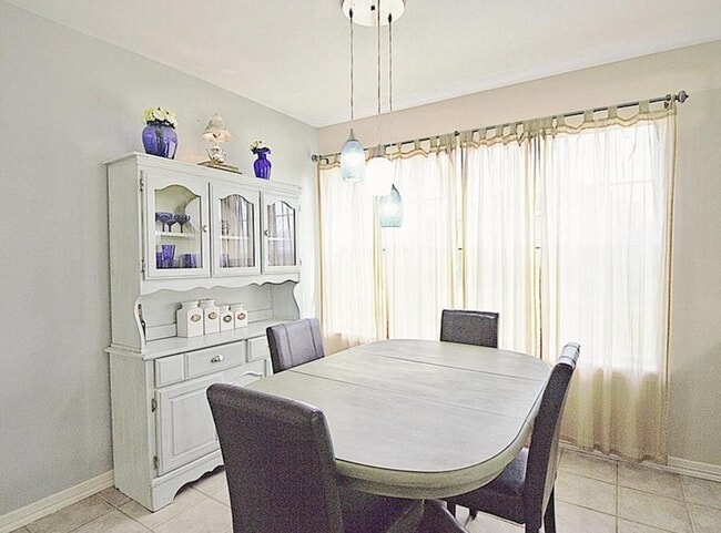 Breakfast Area - 865 Clayton Rd