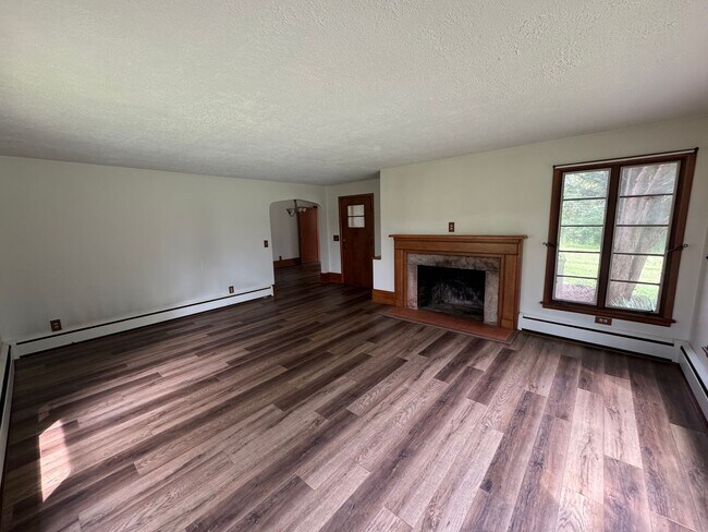 Foto del edificio - Charming 3 Bed, 1 Bath Home with 3-Car Gar...