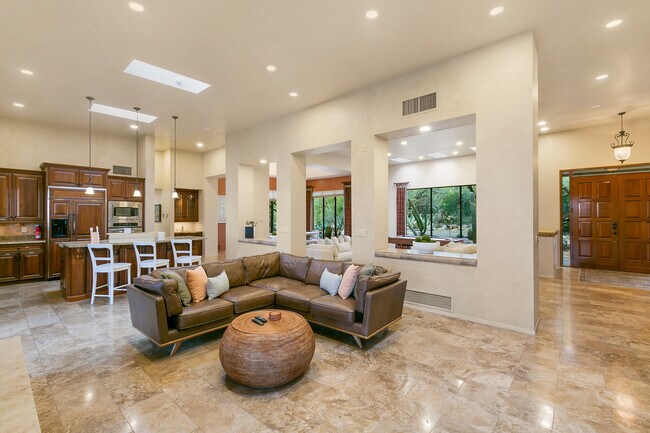 Building Photo - 6310 N Canon del Pajaro