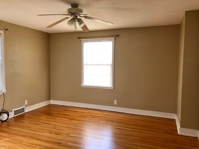 Building Photo - WOODLAND Neighborhood - 1 Bedroom Available!