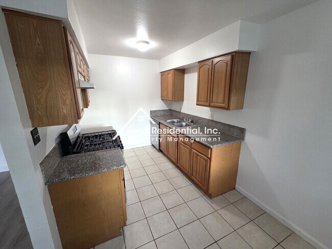 Building Photo - Updated 2bd/1ba Roseville Duplex near Oakmont H.S.