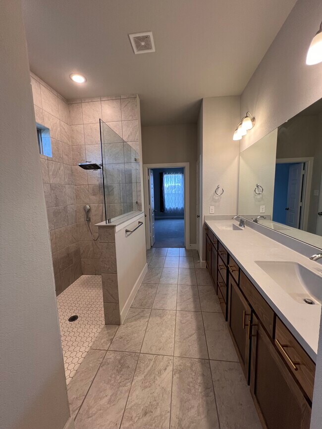 Building Photo - 2900 Blf Crk Dr