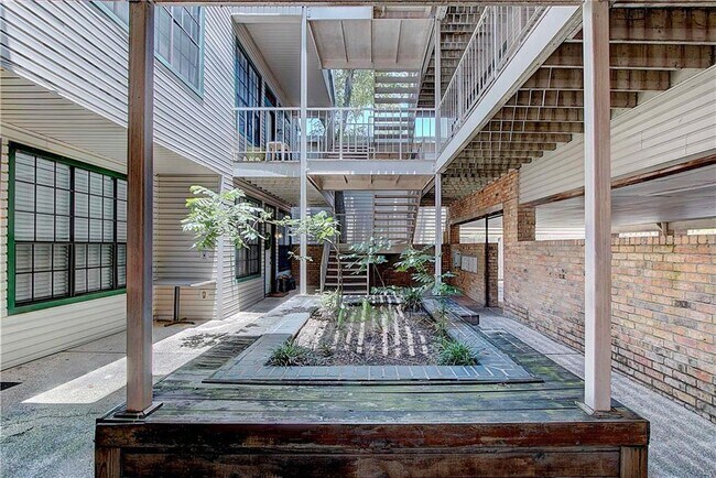 Foto del edificio - 2300 Leon St