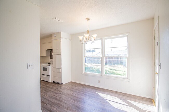 Foto del edificio - 3 Bedroom 1 Bathroom house with lots of charm!