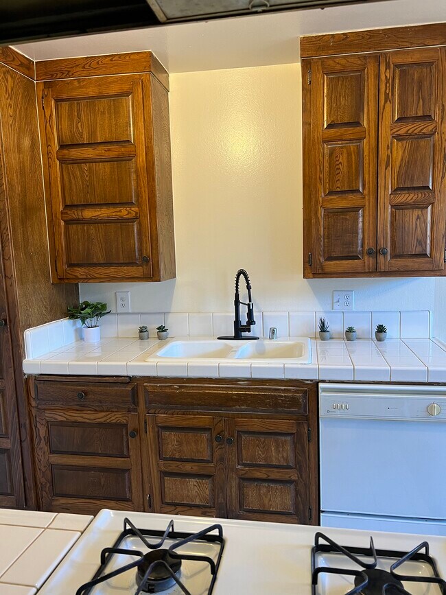 Kitchen - 20954 Parthenia St