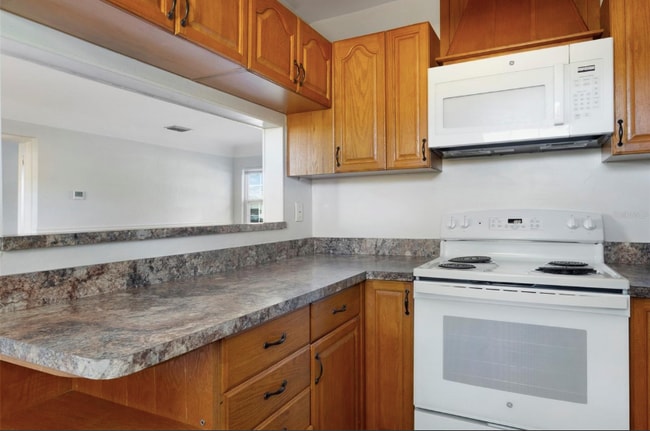 Foto del edificio - 2901 Leslee Lake Dr N