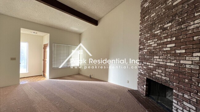 Building Photo - 2bd/1ba Duplex with 2 Car Garage- Minutes ...