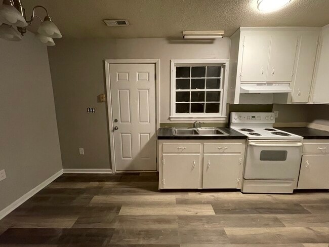Building Photo - 8844 Deerwood Dr