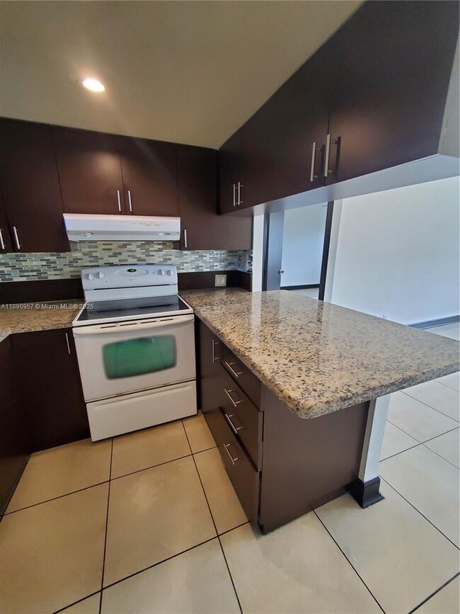 Foto del edificio - 8290 Lake Dr