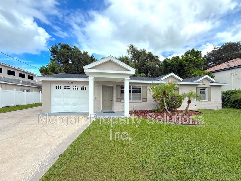 Primary Photo - 1221 Poinsettia Ave