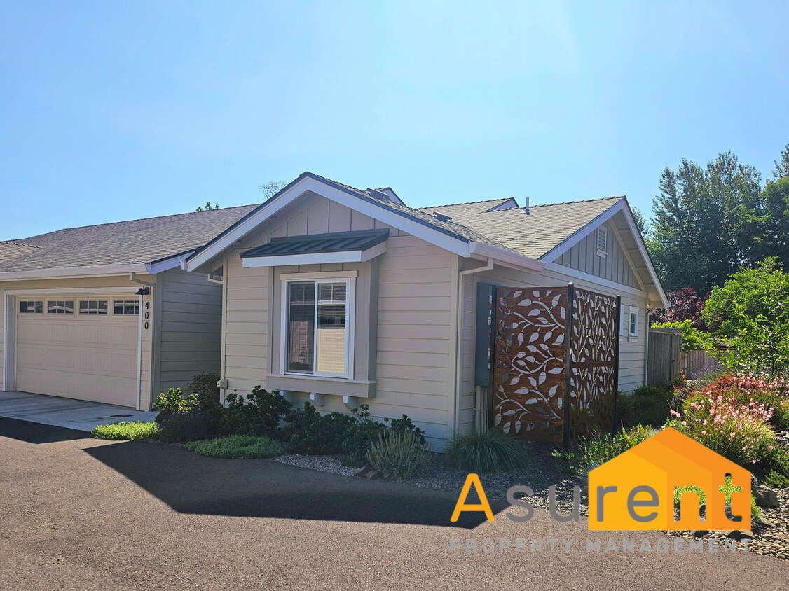 Primary Photo - Beautiful fully furnished, single level 3 ...