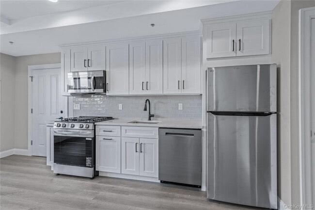 Building Photo - 110 School St