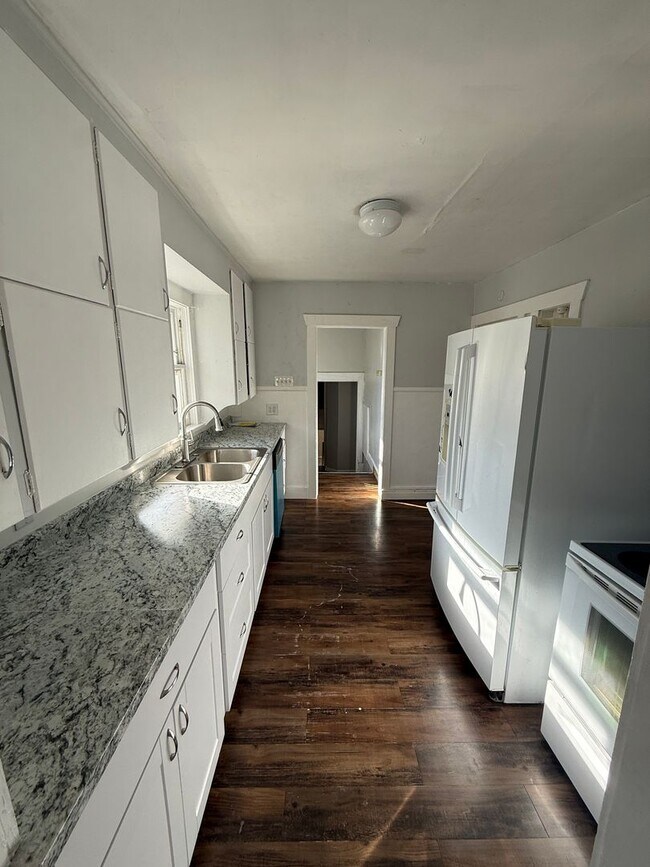 Foto del edificio - Beautiful 4 Bed, 3 Bath House; W/D Included; Fenced Yard; Wood Floors; and a Charming Style