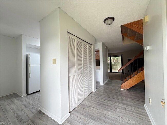 Building Photo - 4396 Silverleaf Dr