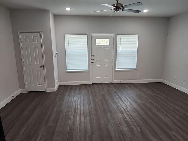 Foto del edificio - 9722 Bennett St