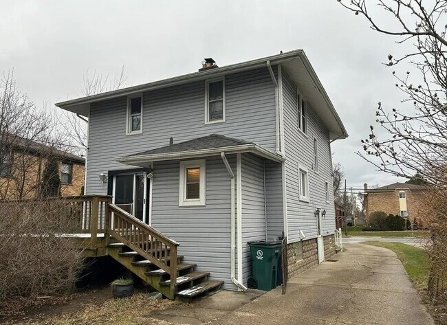 Building Photo - 613 E Lincoln Ave