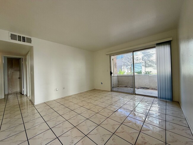 Building Photo - SE 2 bedroom condo in gated community