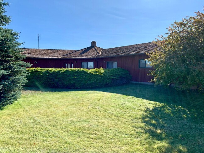 Building Photo - Spectacular Custom Home with Gorgeous Moun...