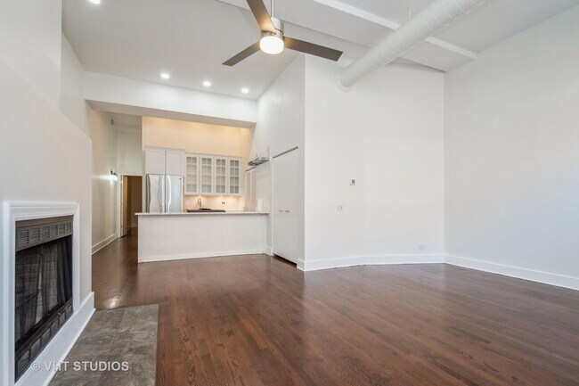 Building Photo - 1100 W Cornelia Ave