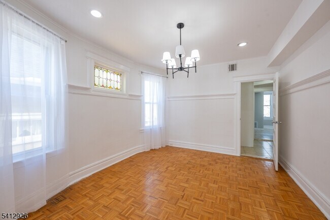 Foto del edificio - 24 Llewellyn Ave