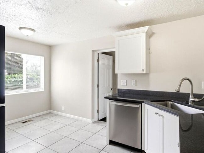 Building Photo - Salt Lake-Glendale 3 bed 2 bath home