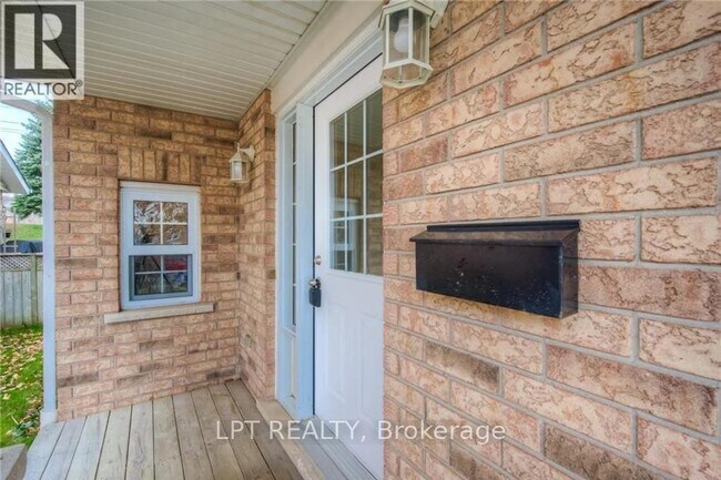 Photo du bâtiment - 118 Bush Clover Crescent