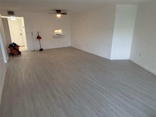 Foto del edificio - 10854 N Kendall Dr
