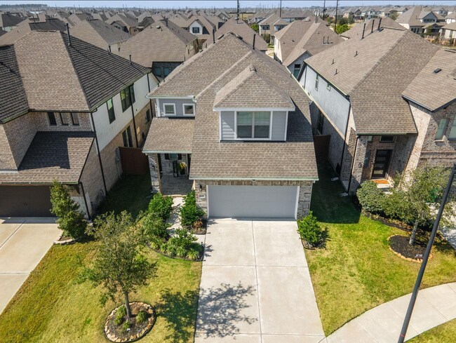 Situada justo al lado de una calle sin salida, esta preciosa casa destaca por su exuberante vegetación y su atractivo exterior. - 7035 Coneflower Creek Ct