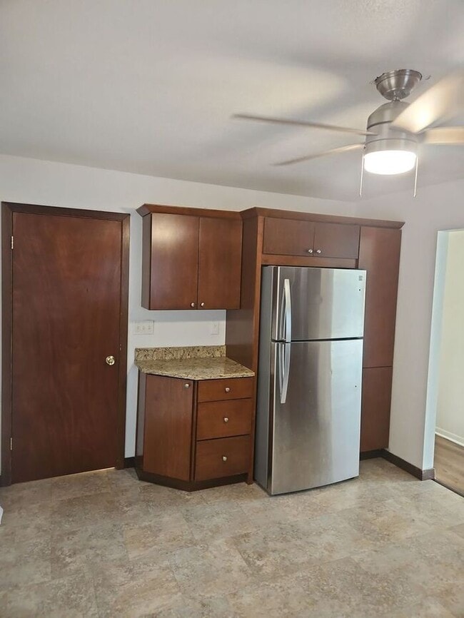 Foto del edificio - Cozy Des Moines Home with Covered Patio & ...