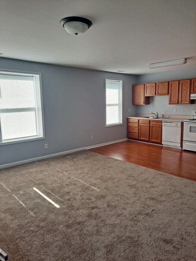 Living room/kitchen - 2000 West St
