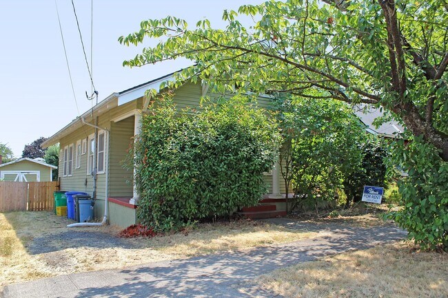 Building Photo - Delightful Rose City 2+ Bed Bungalow with ...