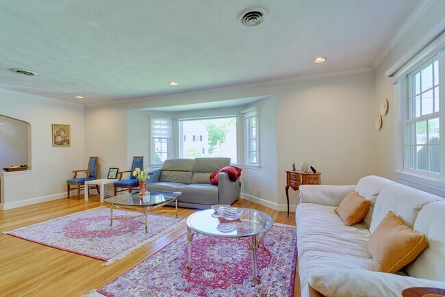 Foto del edificio - 24 Great Meadow Rd